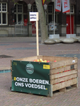 851115 Afbeelding van een krat met appels op het Domplein te Utrecht, die gratis ter beschikking gesteld zijn door ...